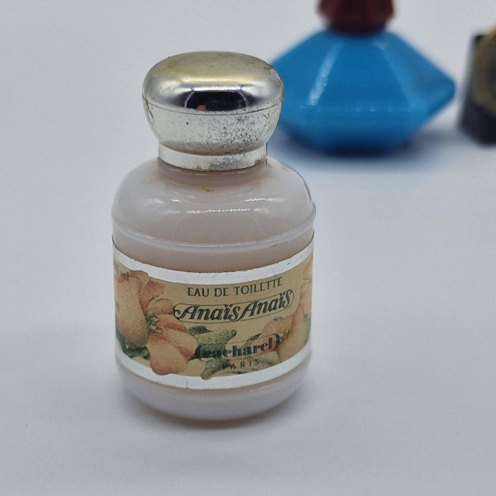 Zestaw Miniaturek Perfum Cacharel Anais Anais 7ml i Lou Lou 4ml, Vintage Francuskie Zapachy z Lat 80, Kolekcjonerskie Szklane F…