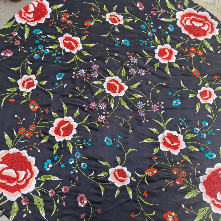 Mantón de Manila Vintage Satin Noir Brodé Main Soie Naturelle Fleurs Polychromes et Treillis Artisanal pour Flamenco et Gala