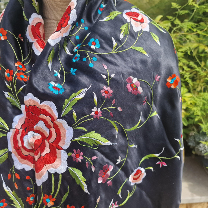 Mantón de Manila Vintage Satin Noir Brodé Main Soie Naturelle Fleurs Polychromes et Treillis Artisanal pour Flamenco et Gala
