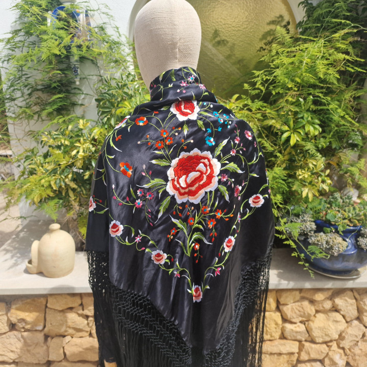 Mantón de Manila Vintage in Raso Nero Ricamato a Mano in Seta Naturale Fiori Policromi e Reticolo Artigianale per Flamenco e Ga…