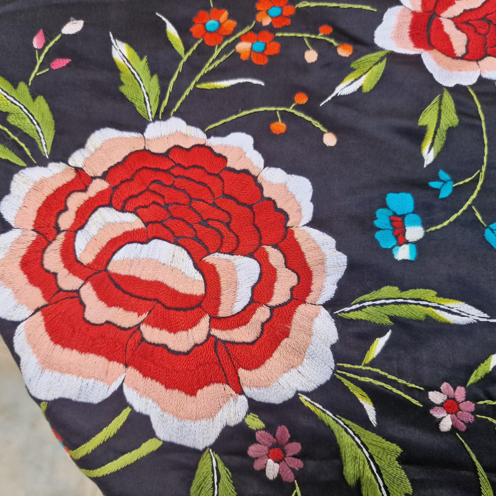 Mantón de Manila Vintage in Raso Nero Ricamato a Mano in Seta Naturale Fiori Policromi e Reticolo Artigianale per Flamenco e Ga…