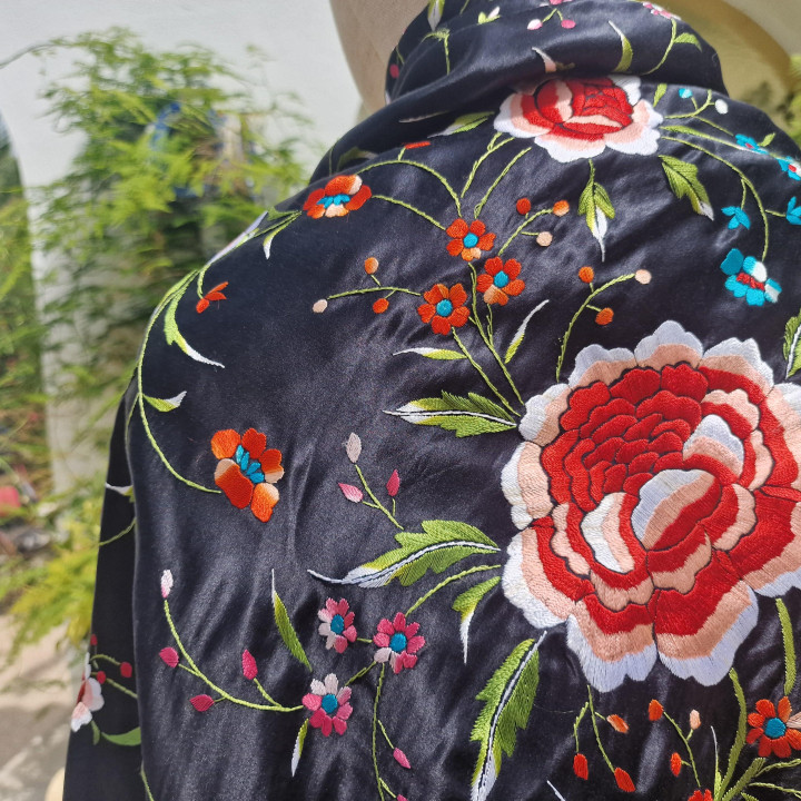 Mantón de Manila Vintage in Raso Nero Ricamato a Mano in Seta Naturale Fiori Policromi e Reticolo Artigianale per Flamenco e Ga…