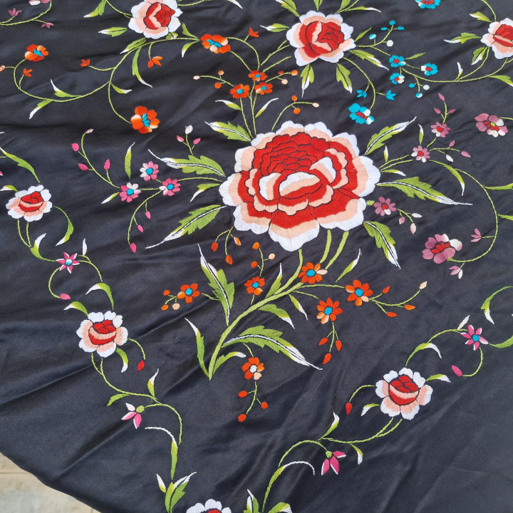 Mantón de Manila Vintage in Raso Nero Ricamato a Mano in Seta Naturale Fiori Policromi e Reticolo Artigianale per Flamenco e Ga…