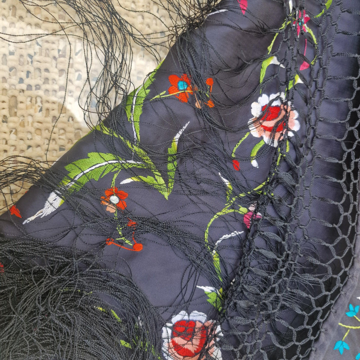 Mantón de Manila Vintage in Raso Nero Ricamato a Mano in Seta Naturale Fiori Policromi e Reticolo Artigianale per Flamenco e Ga…