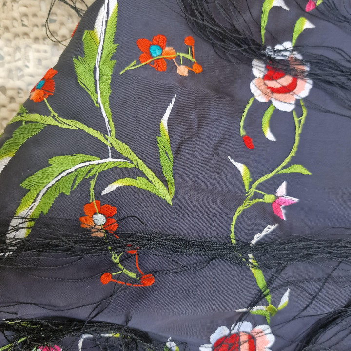 Mantón de Manila Vintage Satin Noir Brodé Main Soie Naturelle Fleurs Polychromes et Treillis Artisanal pour Flamenco et Gala