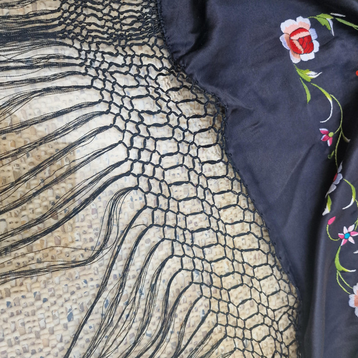 Mantón de Manila Vintage in Raso Nero Ricamato a Mano in Seta Naturale Fiori Policromi e Reticolo Artigianale per Flamenco e Ga…