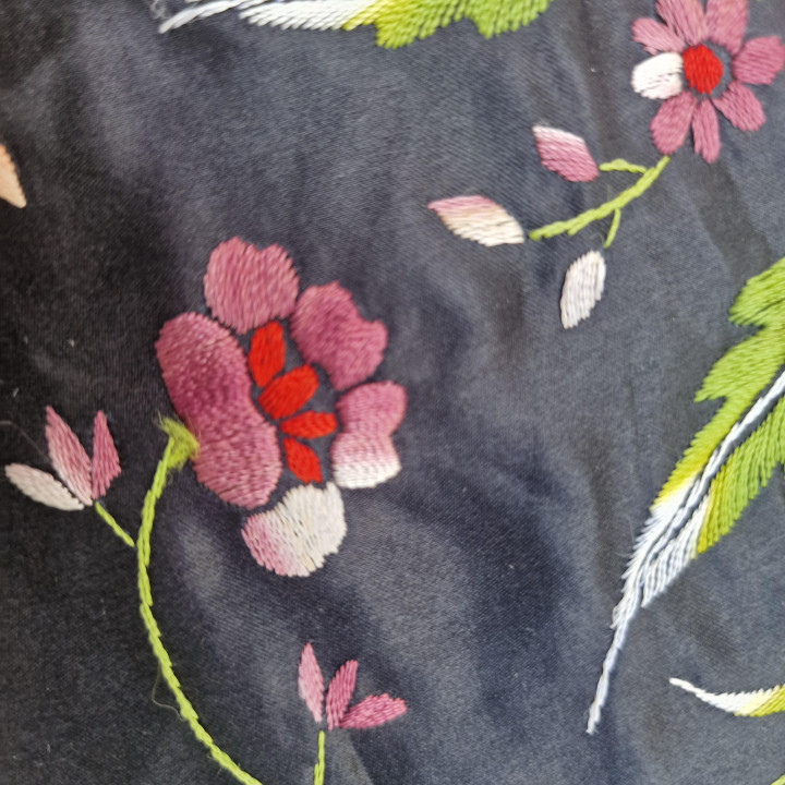 Mantón de Manila Vintage Satin Noir Brodé Main Soie Naturelle Fleurs Polychromes et Treillis Artisanal pour Flamenco et Gala