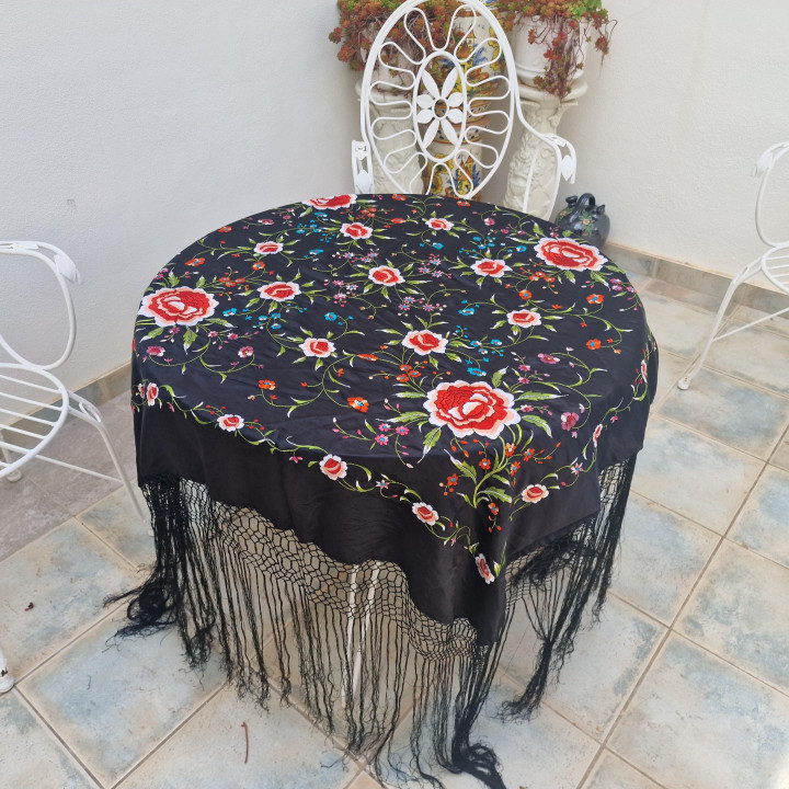 Mantón de Manila Vintage Satin Noir Brodé Main Soie Naturelle Fleurs Polychromes et Treillis Artisanal pour Flamenco et Gala