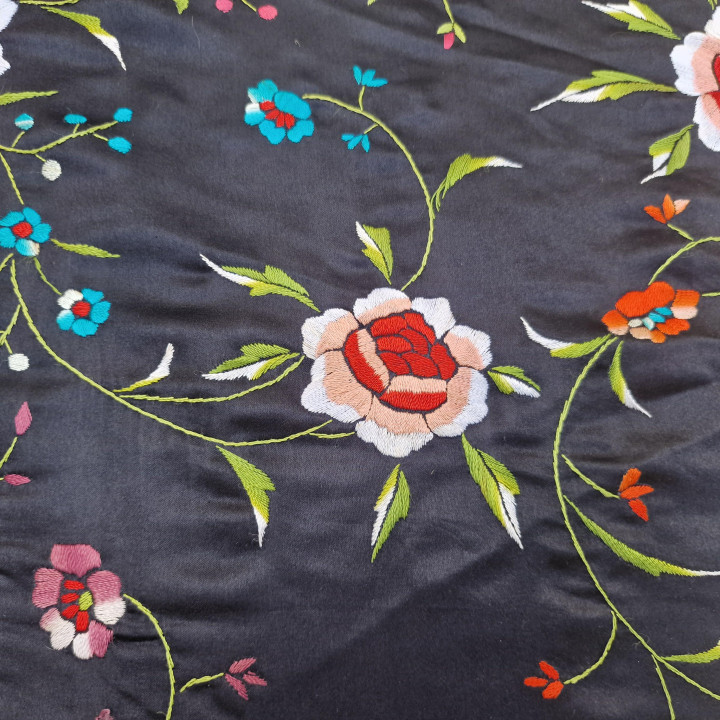 Mantón de Manila Vintage Satin Noir Brodé Main Soie Naturelle Fleurs Polychromes et Treillis Artisanal pour Flamenco et Gala