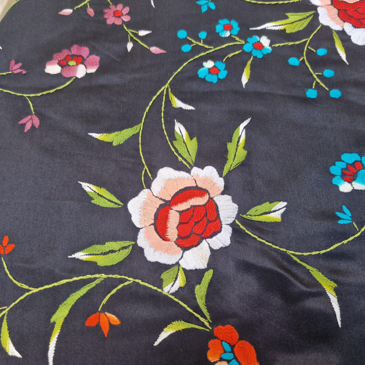 Mantón de Manila Vintage Satin Noir Brodé Main Soie Naturelle Fleurs Polychromes et Treillis Artisanal pour Flamenco et Gala