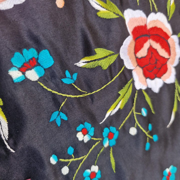Mantón de Manila Vintage de Raso Negro con Bordado a Mano en Seda Natural Flores Polícromas y Enrejado Artesanal para Flamenco…
