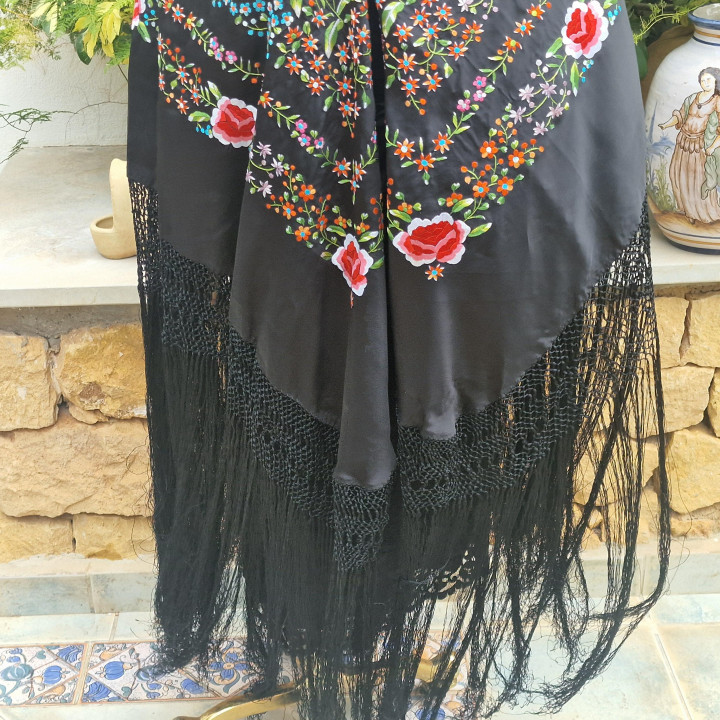 Mantón de Manila Negro Bordado a Mano en Seda para Flamenco 135x130 cm - Mantilla Española de Gala con Flecos de Macramé de 60…