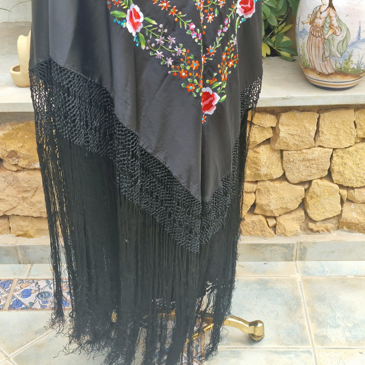 Scialle di Manila in Seta Ricamato a Mano Flamenco Nero 135x130 cm - Scialle Spagnolo di Gala con Frange in Macramé da 60 cm
