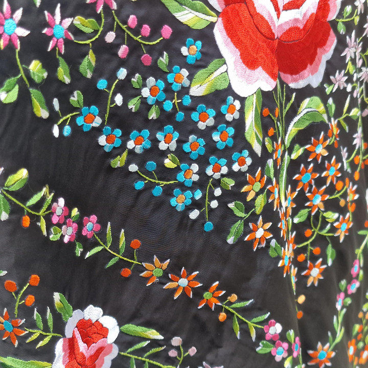 Mantón de Manila Negro Bordado a Mano en Seda para Flamenco 135x130 cm - Mantilla Española de Gala con Flecos de Macramé de 60…