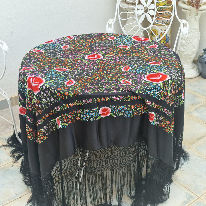 Scialle di Manila in Seta Ricamato a Mano Flamenco Nero 135x130 cm - Scialle Spagnolo di Gala con Frange in Macramé da 60 cm