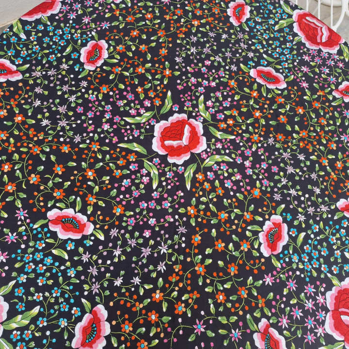 Mantón de Manila Negro Bordado a Mano en Seda para Flamenco 135x130 cm - Mantilla Española de Gala con Flecos de Macramé de 60…