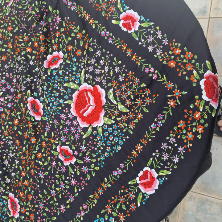 Ręcznie Haftowany Jedwabny Manton de Manila Flamenco 135x130 cm - Hiszpańska Chusta Galowa z Frędzlami Macramé 60 cm