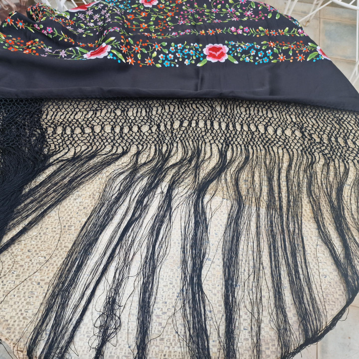 Mantón de Manila Negro Bordado a Mano en Seda para Flamenco 135x130 cm - Mantilla Española de Gala con Flecos de Macramé de 60…