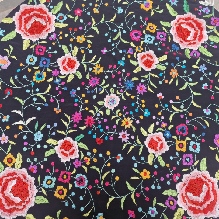 Mantón de seda vintage com bordado à mão e franjas de 45 cm. Xaile bordado artesanalmente 105 x 100 cm