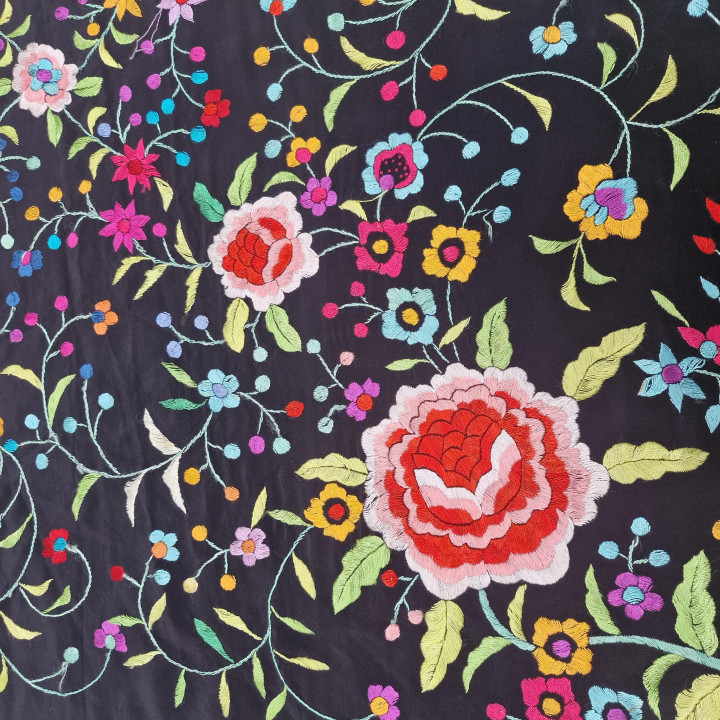 Vintage Seidenschal mit Handstickerei und 45 cm Fransen. Handgesticktes Tuch 105 x 100 cm