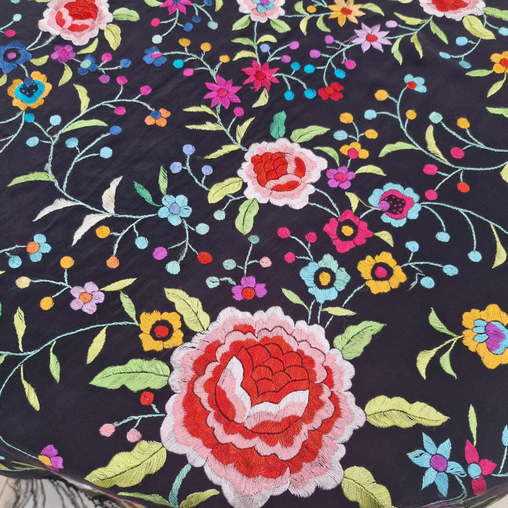 Mantón de seda vintage com bordado à mão e franjas de 45 cm. Xaile bordado artesanalmente 105 x 100 cm