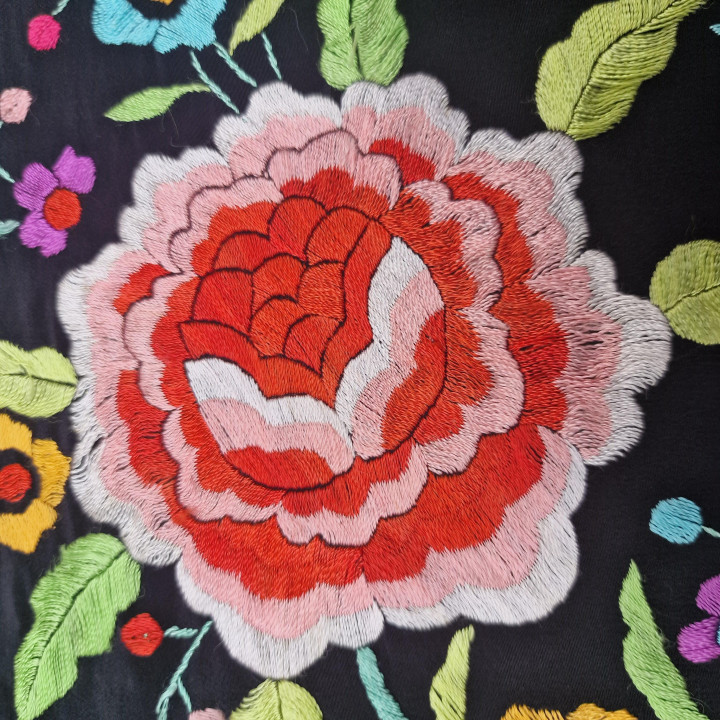 45cmのフリンジ付きヴィンテージシルクショール 手刺繍。職人による刺繍ショール 105 x 100 cm