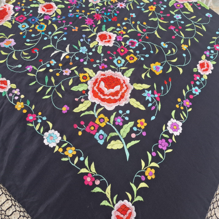 45cmのフリンジ付きヴィンテージシルクショール 手刺繍。職人による刺繍ショール 105 x 100 cm