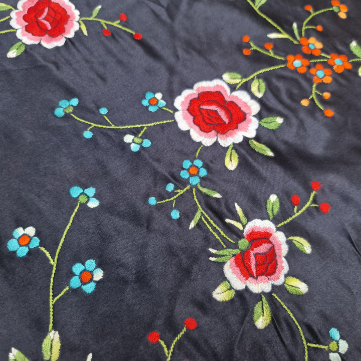 Vintage Mantón de Manila z satyny jedwabnej z haftem ręcznym i frędzlami 25 cm. Rękodzielniczy szal z jedwabiu naturalnego 105x…