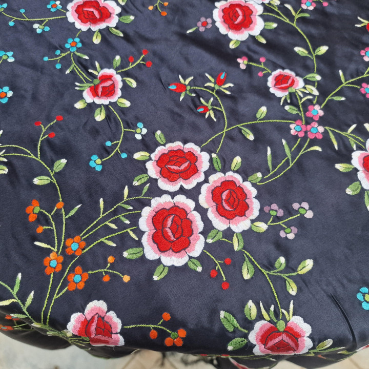 Vintage Mantón de Manila aus Seidensatin mit Handstickerei und 25 cm Fransen. Handgefertigter Naturseidenschal 105x110 cm.