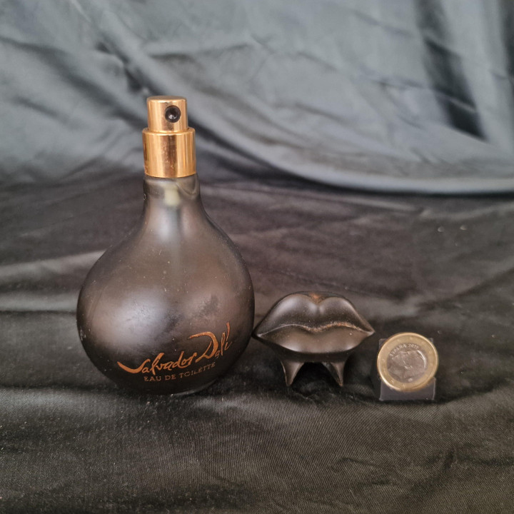 Vintage Salvador Dali Eau de Toilette Parfum - Lippen Flakon Mattglas Flasche, 100 ml mit ca 75 ml Inhalt, Surrealismus 1990er…