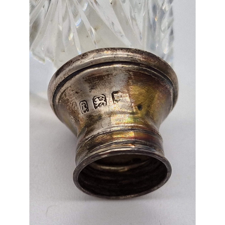 Coppia di boccette di profumo edoardiane, cristallo molato e argento sterling con smalto guilloche, punzoni di Londra, ca. 1905