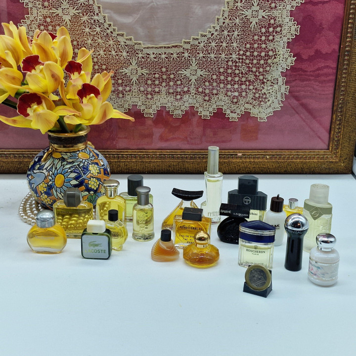 Set van 20 Vintage Parfum Miniaturen, Burberrys Azzaro Boss Boucheron Cacharel, Zeldzame Parfümflesjes Verzameling, Jaren 1990