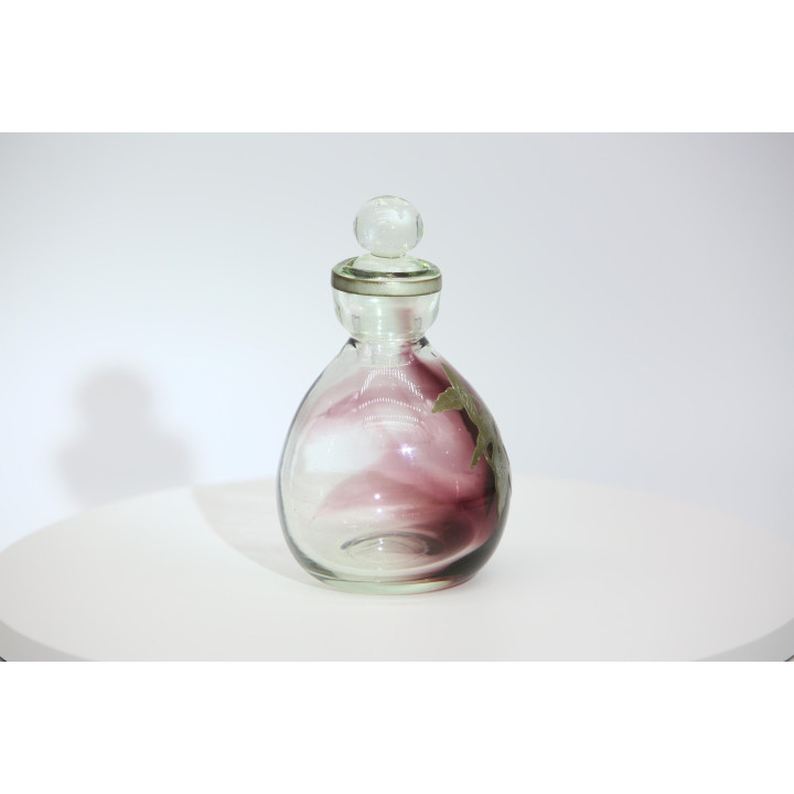 Jean Claude Novaro Parfümflasche Signiert, Biot Glas Flakon Handgeblasen 1990er, Amethyst Glasflakon mit Metall Floral Deko