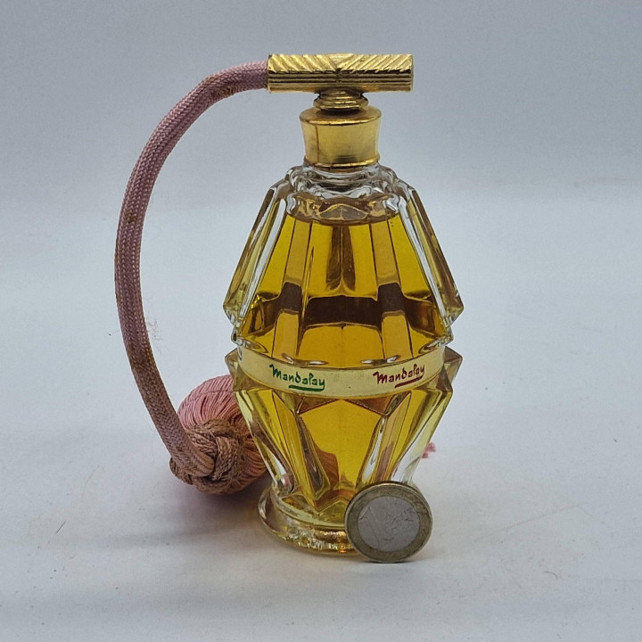 Bottiglia di Profumo Vintage con Atomizzatore, Vera Mandalay Vetro Intagliato, Pompetta Rosa, Collezionismo da Toeletta Anni 60…