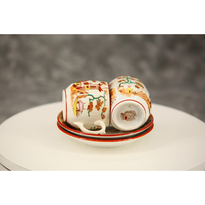 Set di 2 Tazzine da Caffè con Piattino Sarreguemines, Ceramica Opaque de Sarreguemines, Chinoiserie Stile Orientale, XIX Secolo