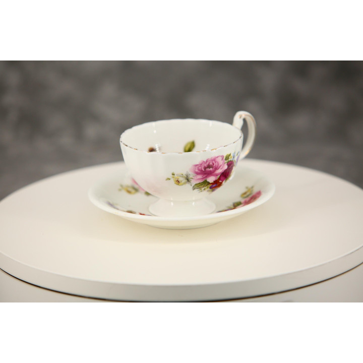 Conjunto de chávena de chá e prato em porcelana vintage