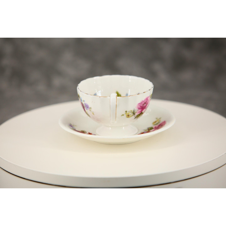 Tasse et sous-tasse en porcelaine fine vintage