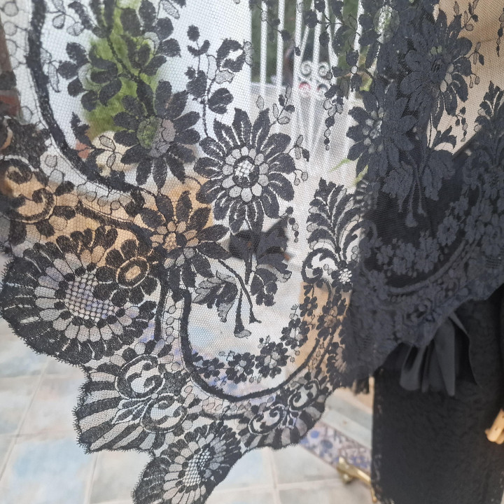 Antike spanische Seidenspitzen-Mantilla Chantilly (ca. 1940)
