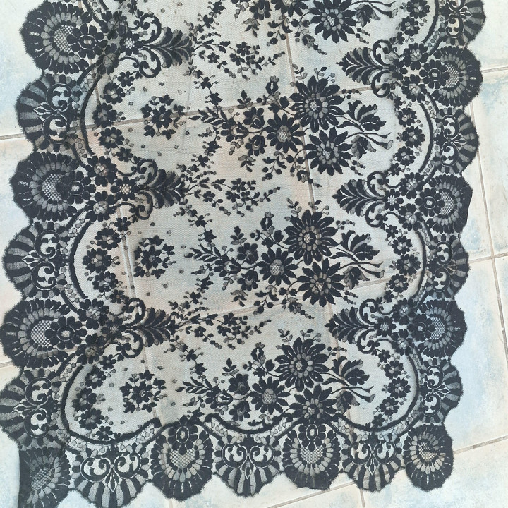 Antike spanische Seidenspitzen-Mantilla Chantilly (ca. 1940)