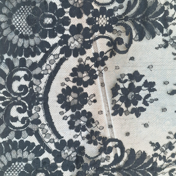 Antike spanische Seidenspitzen-Mantilla Chantilly (ca. 1940)