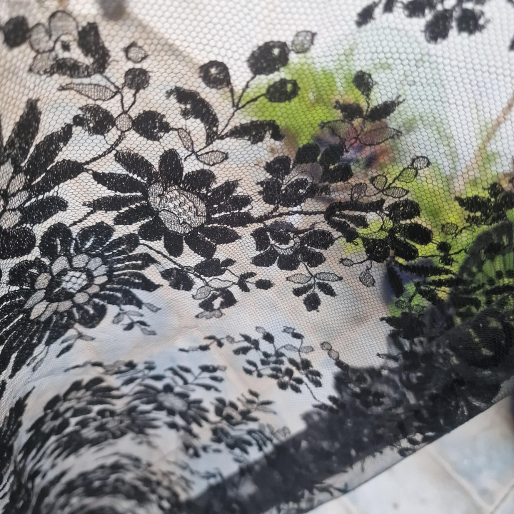 Antike spanische Seidenspitzen-Mantilla Chantilly (ca. 1940)