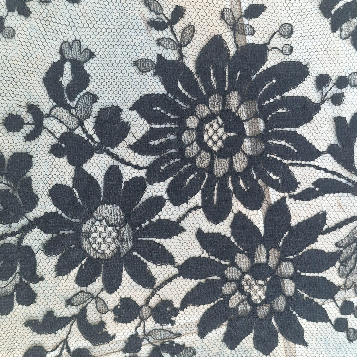 Antique Spanish Silk Lace Mantilla Veil Chantilly (c. 1940)