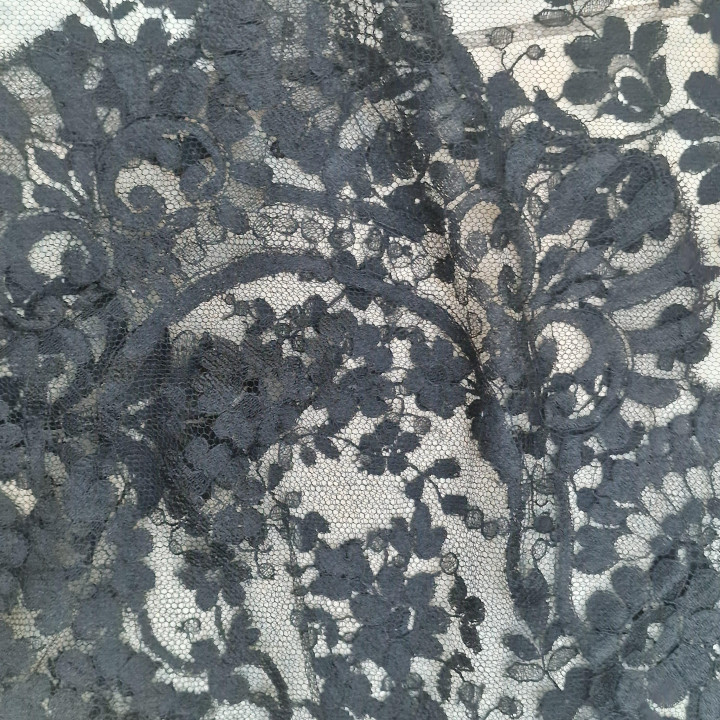 Mantilla spagnola antica in pizzo di seta Chantilly (1940)