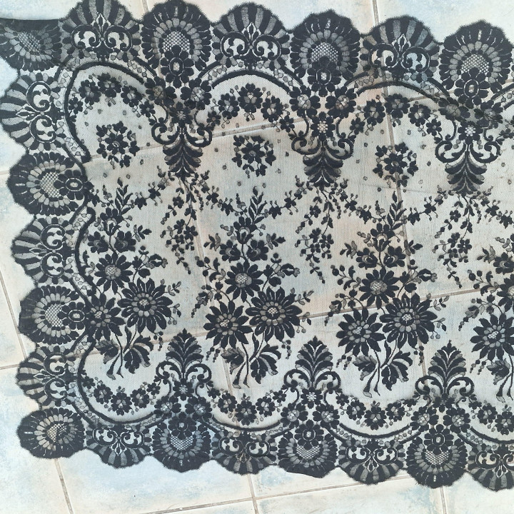 Antique Spanish Silk Lace Mantilla Veil Chantilly (c. 1940)
