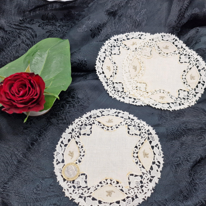 3er Set Runde Handgestickte Deckchen aus Leinen und Spitze - 15 cm