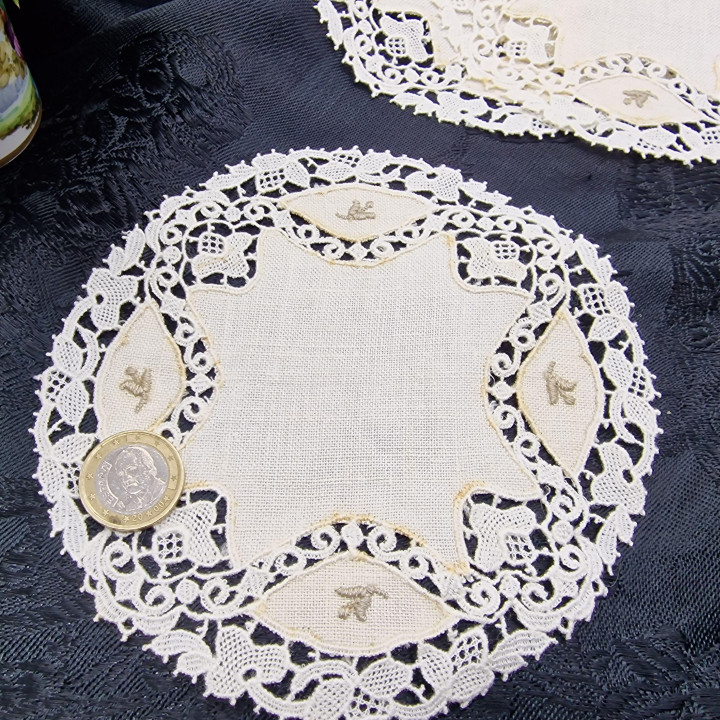 3er Set Runde Handgestickte Deckchen aus Leinen und Spitze - 15 cm