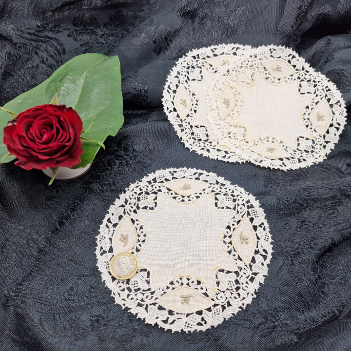 3er Set Runde Handgestickte Deckchen aus Leinen und Spitze - 15 cm