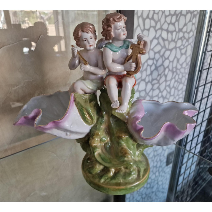 Centro de mesa frutero de porcelana Richard Eckert Volkstedt, salero doble con putti músicos y conchas, principios del Siglo XX