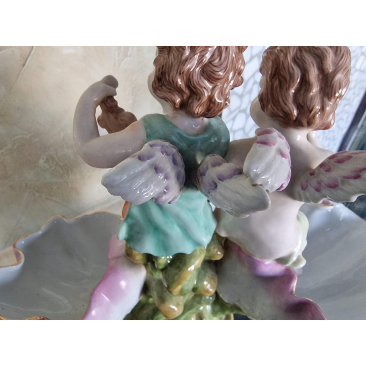 Centro de mesa frutero de porcelana Richard Eckert Volkstedt, salero doble con putti músicos y conchas, principios del Siglo XX
