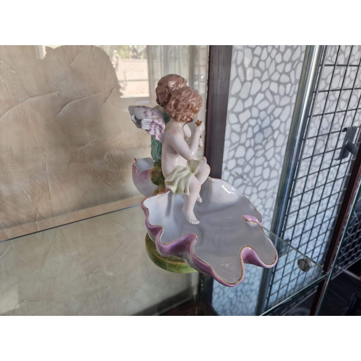 Centro de mesa frutero de porcelana Richard Eckert Volkstedt, salero doble con putti músicos y conchas, principios del Siglo XX